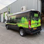 Iveco Daily 35C21 in de Rookie Automotive Events kleuren schuin van achteren gezien