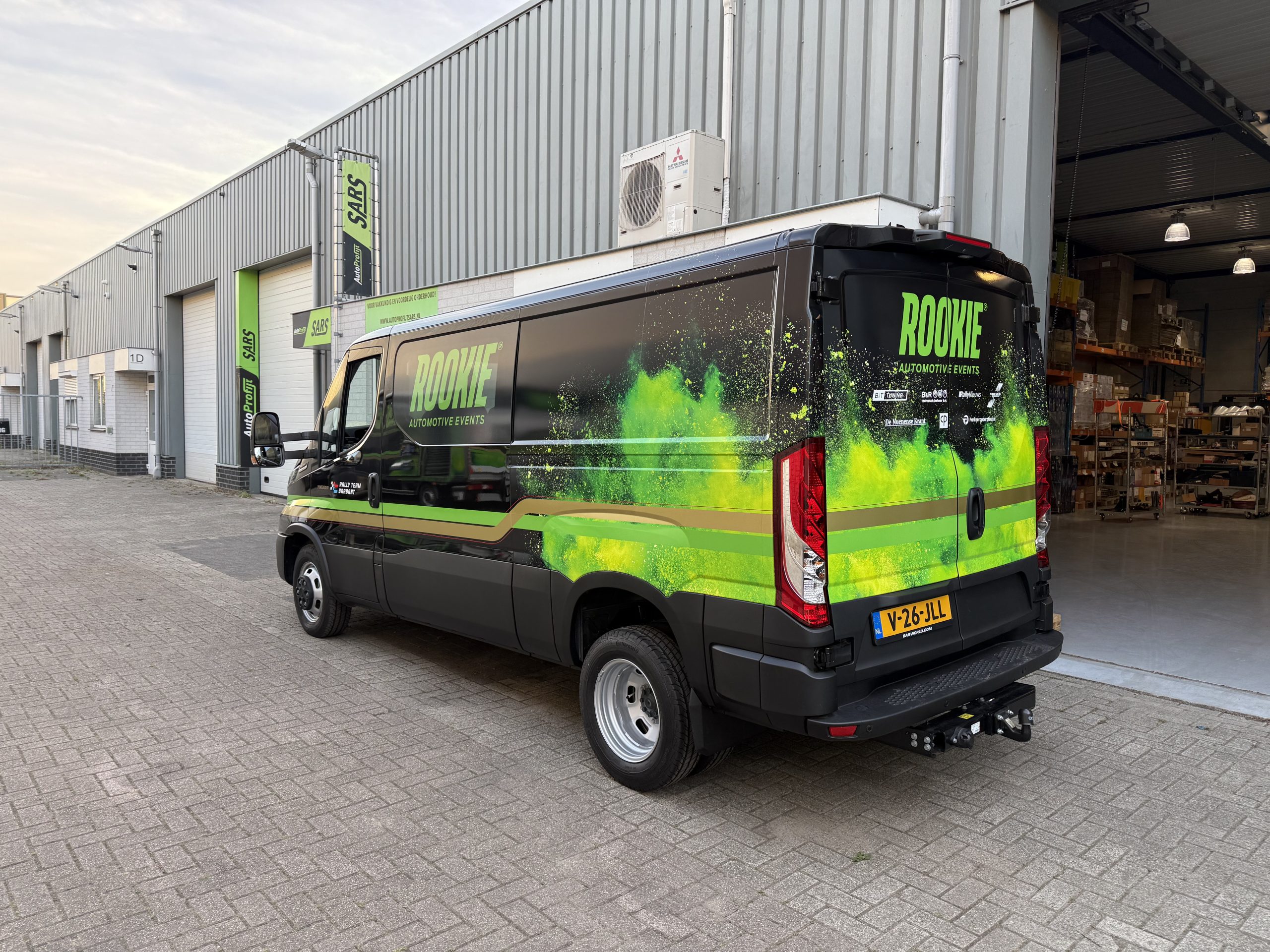 Iveco Daily 35C21 in de Rookie Automotive Events kleuren schuin van achteren gezien