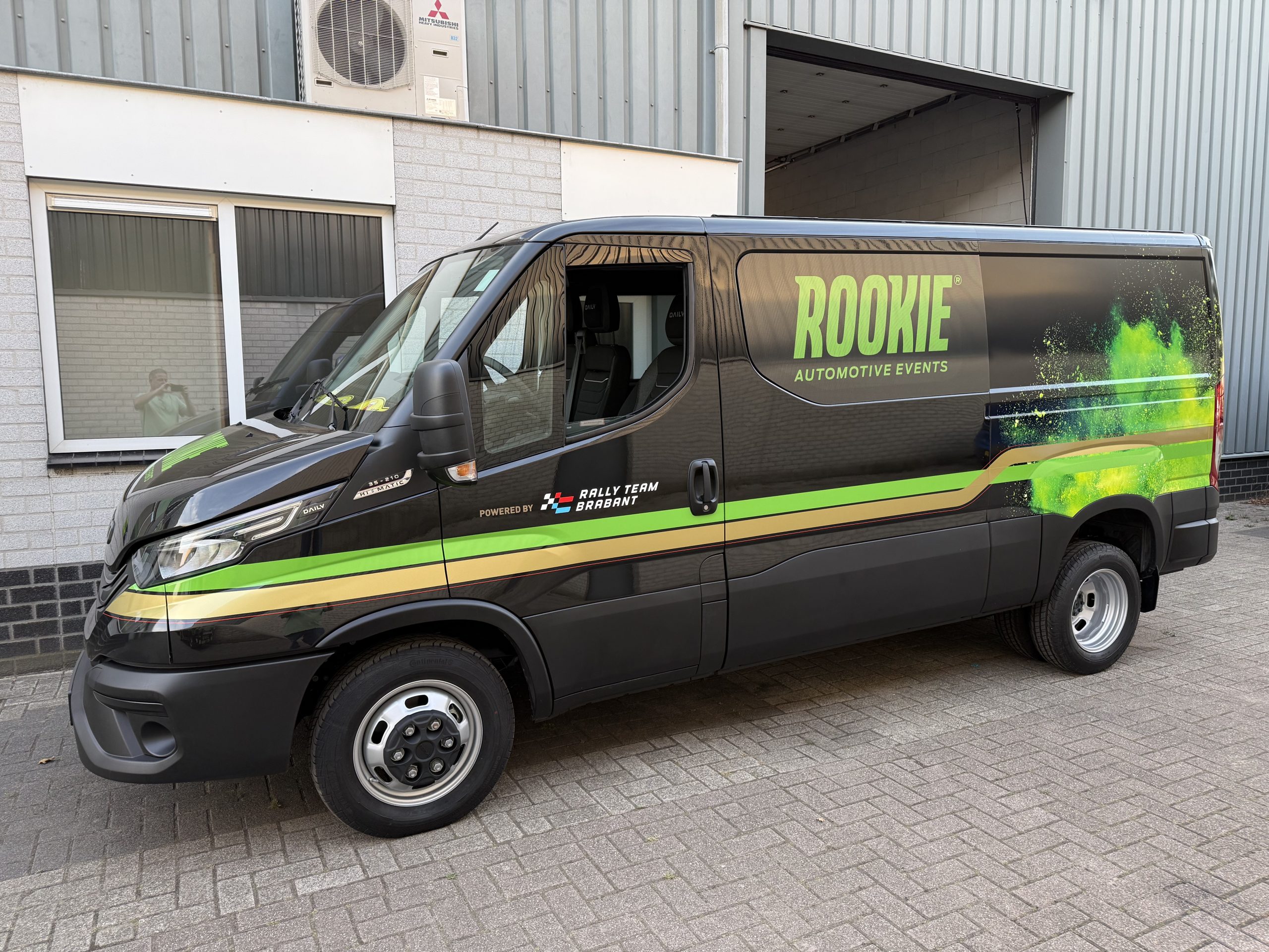 Iveco Daily 35C21 in de Rookie Automotive Events kleuren schuin van voren gezien