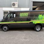 Iveco Daily 35C21 in de Rookie Automotive Events kleuren van de zijkant gezien