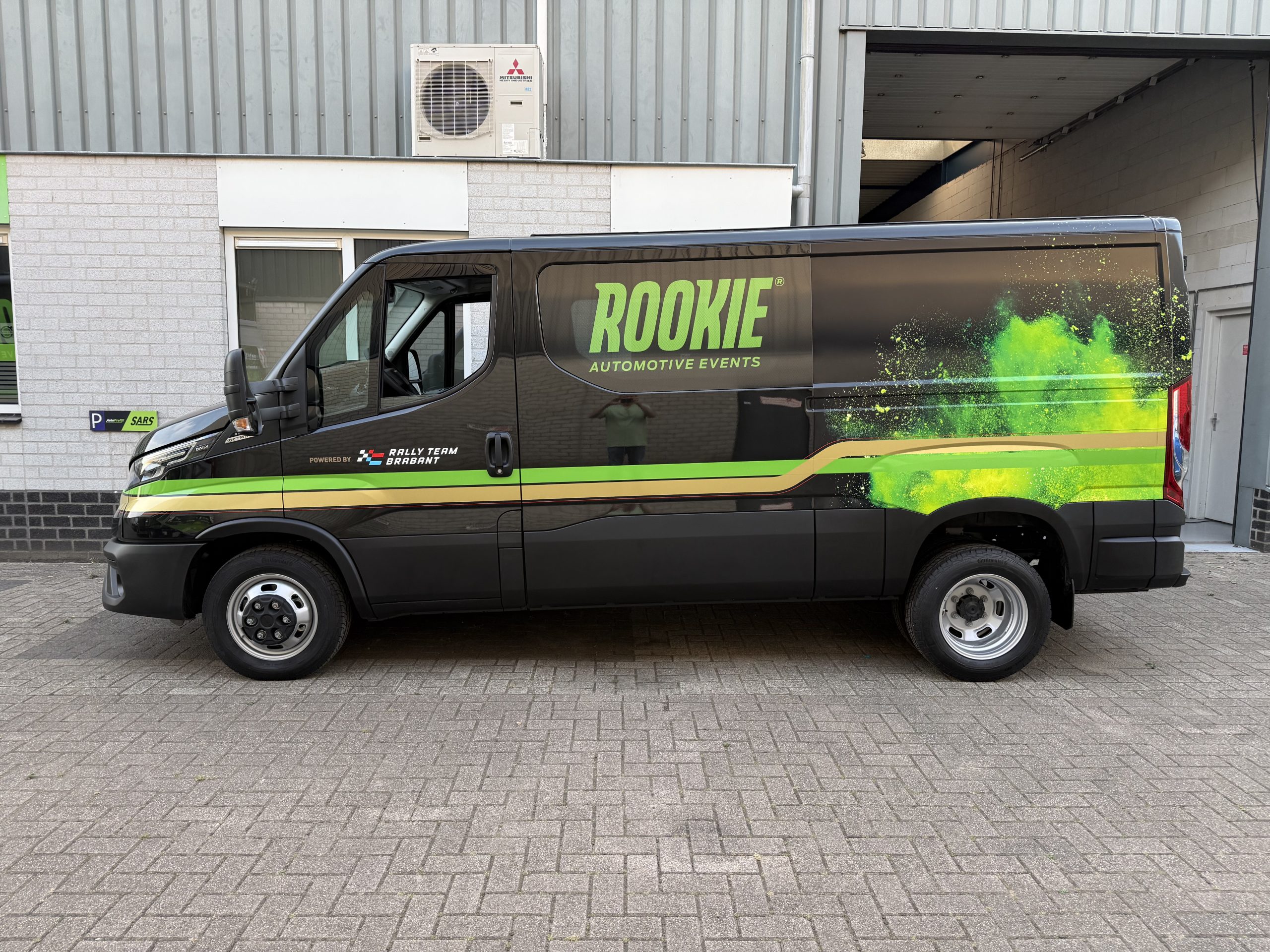 Iveco Daily 35C21 in de Rookie Automotive Events kleuren van de zijkant gezien