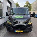 Iveco Daily 35C21 in de Rookie Automotive Events kleuren van de voorkant gezien
