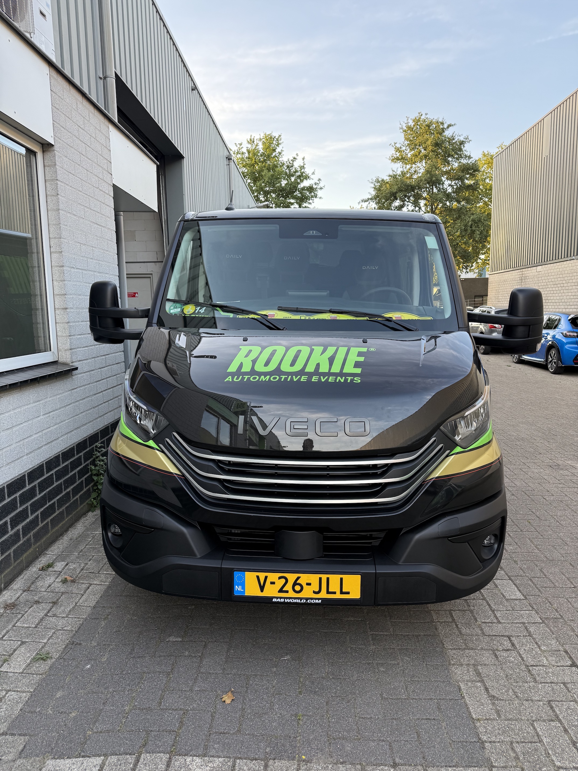 Iveco Daily 35C21 in de Rookie Automotive Events kleuren van de voorkant gezien