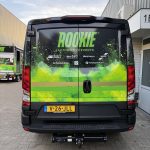 Iveco Daily 35C21 in de Rookie Automotive Events kleuren van de achterkant gezien