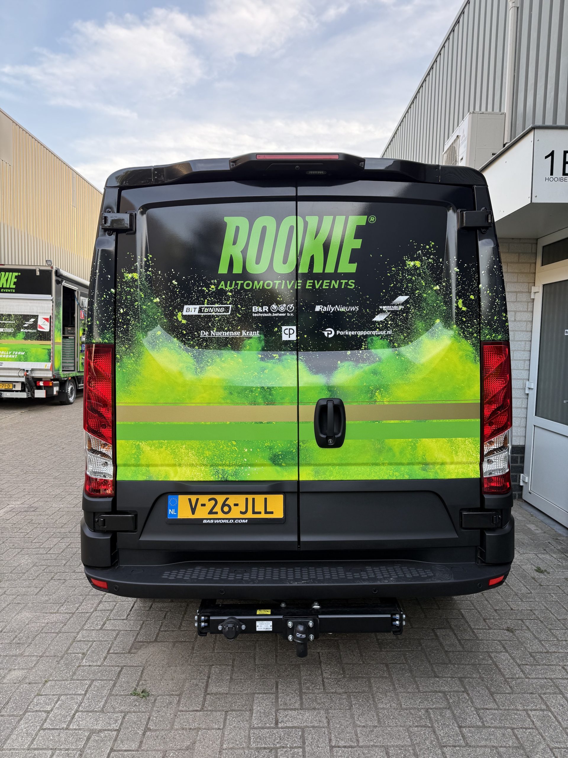 Iveco Daily 35C21 in de Rookie Automotive Events kleuren van de achterkant gezien